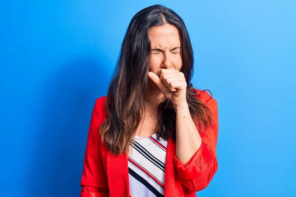 Jonge Mooie Brunette Zakenvrouw Dragen Jas Staan Blauwe Achtergrond Gevoel — Stockfoto