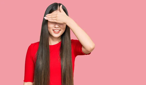 Joven Mujer China Vistiendo Ropa Casual Sonriendo Riendo Con Mano — Foto de Stock