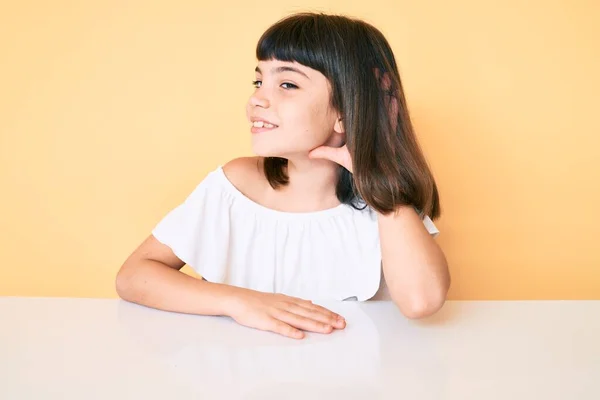 Ein Kleines Mädchen Mit Knall Lässiger Kleidung Sitzt Auf Dem — Stockfoto