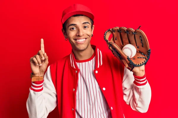 Jovem Americano Africano Vestindo Uniforme Beisebol Segurando Golve Bola Surpreso — Fotografia de Stock