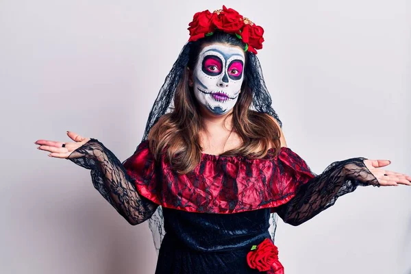 Mujer Joven Que Lleva Día Del Disfraz Muerto Sobre Expresión — Foto de Stock