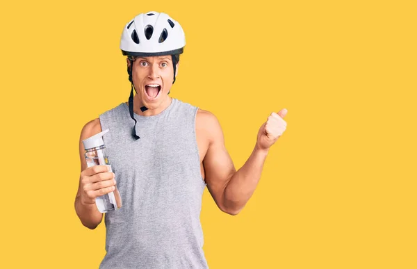 Jovem Homem Bonito Usando Capacete Bicicleta Segurando Garrafa Água Gritando — Fotografia de Stock