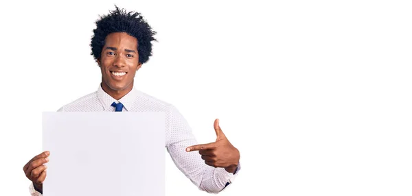 Snygg Afrikansk Amerikansk Man Med Afro Hår Håller Tom Banner — Stockfoto