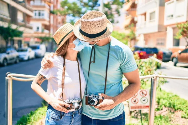 Casal Jovem Namorado Namorada Turistas Uma Viagem Verão Usando Máscara — Fotografia de Stock