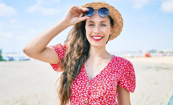 Giovane Donna Bionda Vacanza Sorridente Felice Passeggiando Spiaggia — Foto Stock