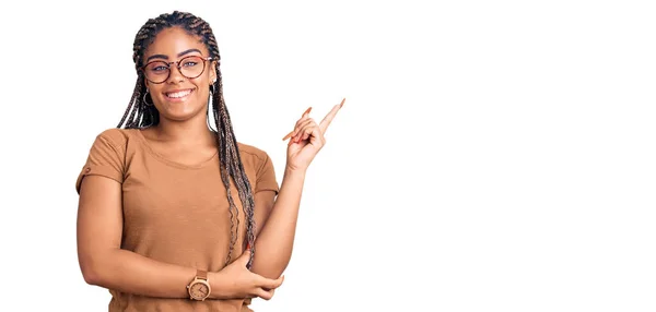 Молодая Африканская Американка Косичками Повседневной Одежде Очках Улыбается Счастливо Указывая — стоковое фото
