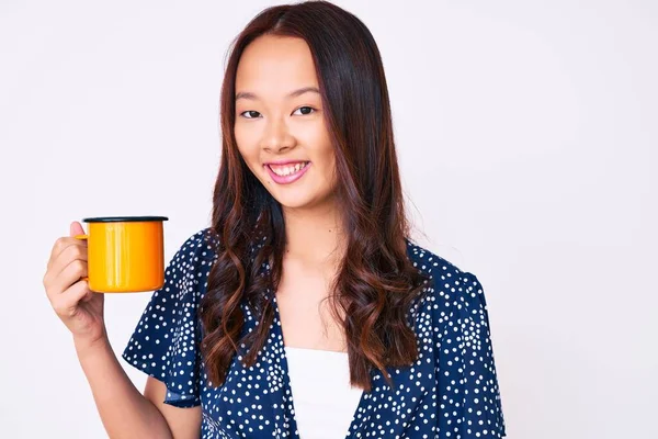 Νέο Όμορφο Κινέζικο Κορίτσι Κρατώντας Καφέ Αναζητούν Θετική Και Ευτυχισμένη — Φωτογραφία Αρχείου