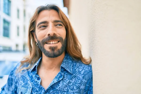 Jovem Homem Oriente Médio Sorrindo Feliz Inclinando Parede Cidade — Fotografia de Stock