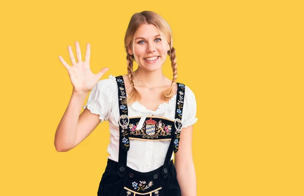 Oktoberfest Elbisesi Giyen Genç Güzel Sarışın Kadın Beş Numarayı Gösterip — Stok fotoğraf