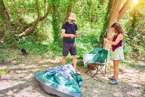 Pareja Senderistas Mediana Edad Instalando Tienda Campaña Para Acampar Bosque —  Fotos de Stock