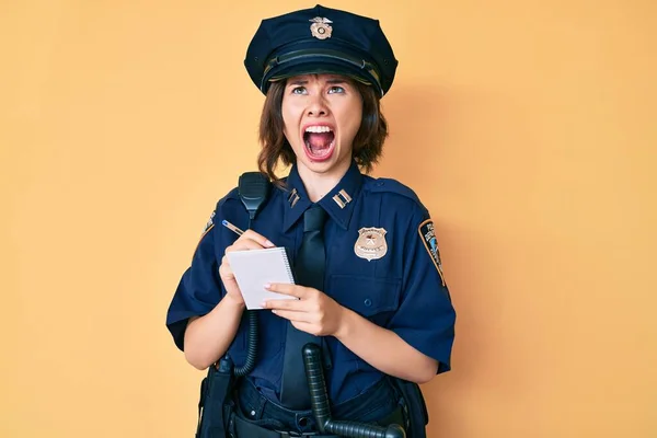 Genç Güzel Bir Kız Polis Üniforması Giyiyor Trafik Yazıyor Kızgın — Stok fotoğraf