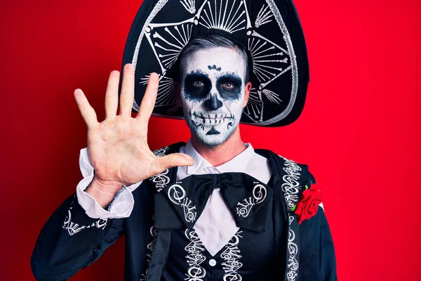 Mladý Muž Mexickém Dni Mrtvého Kostýmu Nad Červenou Ukazuje Ukazuje — Stock fotografie