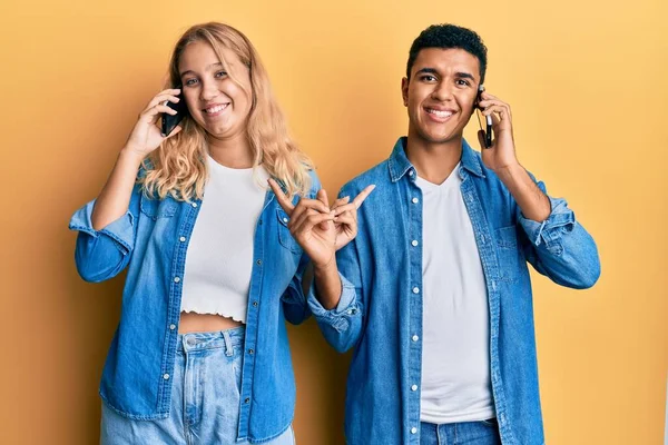 Jong Interraciaal Paar Met Gesprek Praten Smartphone Glimlachen Gelukkig Wijzend — Stockfoto