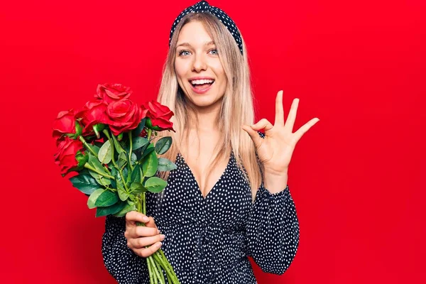 Jonge Blonde Vrouw Met Bloemen Doen Teken Met Vingers Glimlachende — Stockfoto