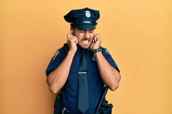 Bonito Hispânico Vestindo Uniforme Policial Cobrindo Orelhas Com Dedos Com — Fotografia de Stock