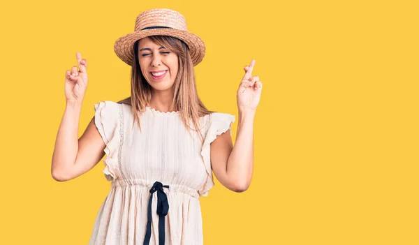 Junge Schöne Frau Mit Sommermütze Und Shirt Die Mit Gesenktem — Stockfoto