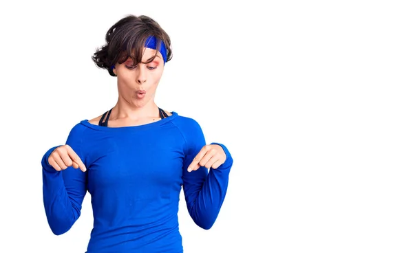 Hermosa Joven Con Pelo Corto Usando Ropa Entrenamiento Apuntando Hacia — Foto de Stock