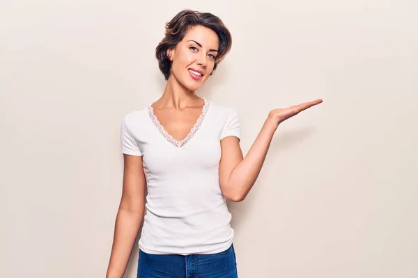 Joven Hermosa Mujer Vistiendo Ropa Casual Sonriente Alegre Presentando Señalando —  Fotos de Stock