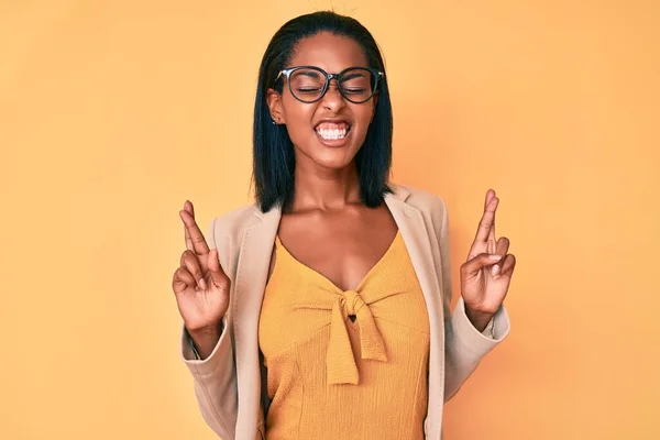 Jovem Afro Americana Vestindo Roupas Negócios Gesticulando Dedo Cruzado Sorrindo — Fotografia de Stock