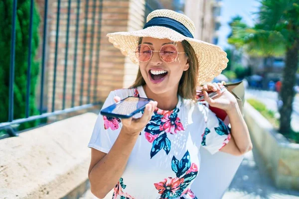 Frau Mittleren Alters Hält Einkaufstüten Der Hand Und Nutzt Smartphone — Stockfoto