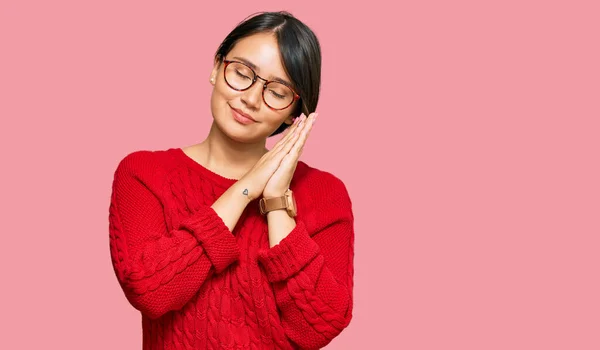 Ung Vacker Latinamerikansk Kvinna Med Kort Hår Bär Casual Tröja — Stockfoto