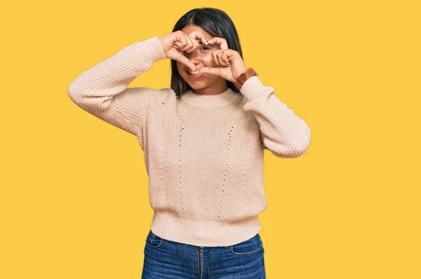 Young Latin Girl Wearing Wool Winter Sweater Doing Heart Shape — Stock Photo, Image