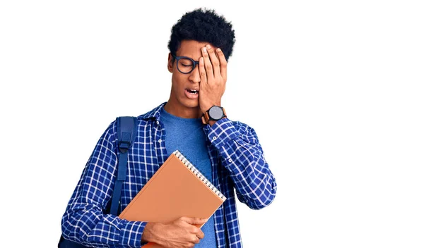 Jovem Afro Americano Usando Mochila Estudantil Segurando Livro Bocejando Cansado — Fotografia de Stock