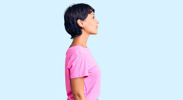 Young Brunette Woman Short Hair Wearing Casual Clothes Looking Side — Stock Photo, Image