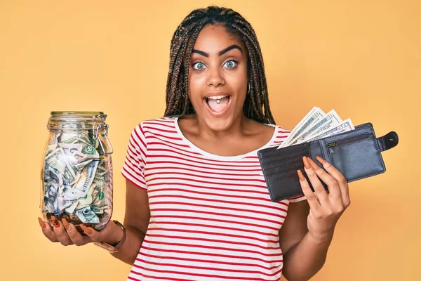 Joven Mujer Afroamericana Con Trenzas Con Frasco Ahorros Billetera Con —  Fotos de Stock