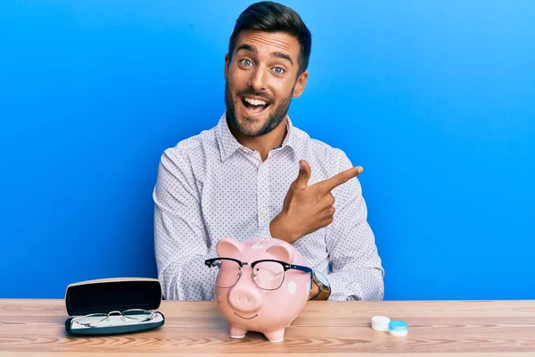 Bonito Homem Hispânico Com Economia Banco Porquinho Para Óculos Sorrindo — Fotografia de Stock