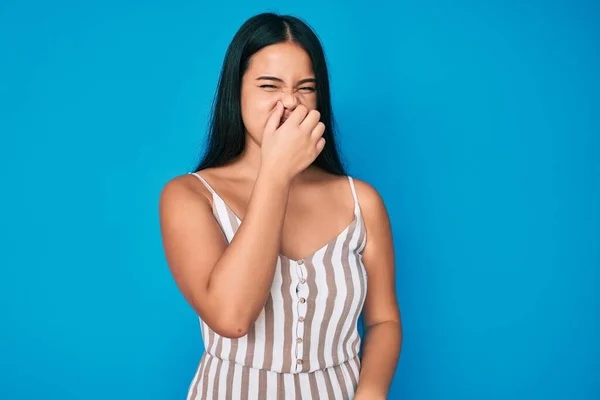 Jovem Bela Menina Asiática Vestindo Roupas Casuais Cheirando Algo Fedorento — Fotografia de Stock