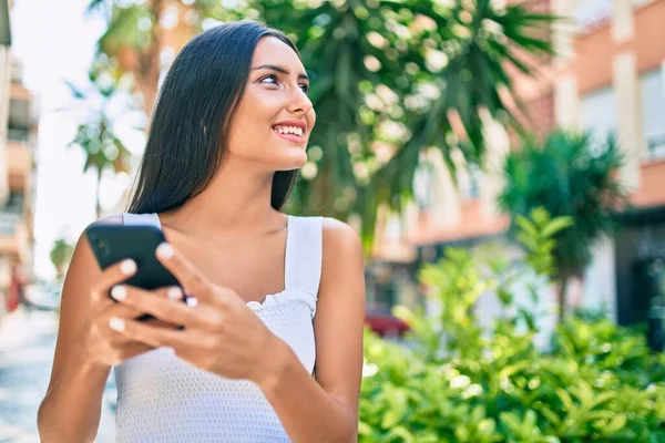 Jovem Latina Sorrindo Feliz Usando Smartphone Rua Cidade — Fotografia de Stock