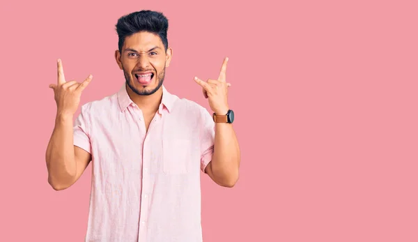 Guapo Joven Latinoamericano Con Camisa Verano Casual Gritando Con Expresión — Foto de Stock