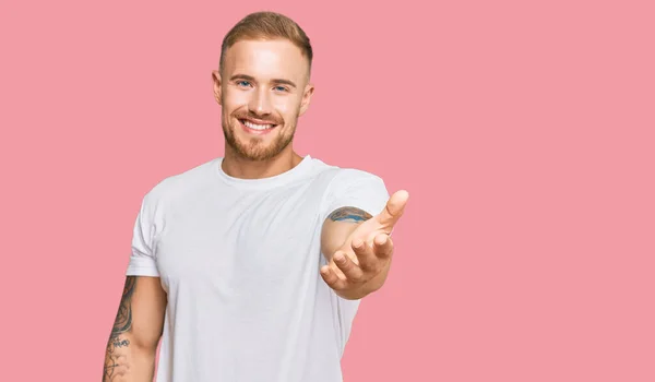 Jonge Ierse Man Draagt Casual Kleding Glimlachend Vriendelijk Aanbieden Van — Stockfoto