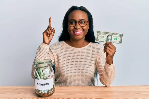 Mladá Africká Žena Držící Dolar Sklenici Úsporami Úsměvem Nápadem Nebo — Stock fotografie