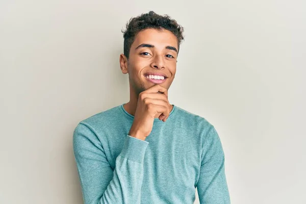 Ein Junger Gutaussehender Afrikanisch Amerikanischer Mann Lässiger Kleidung Lächelt Selbstbewusst — Stockfoto