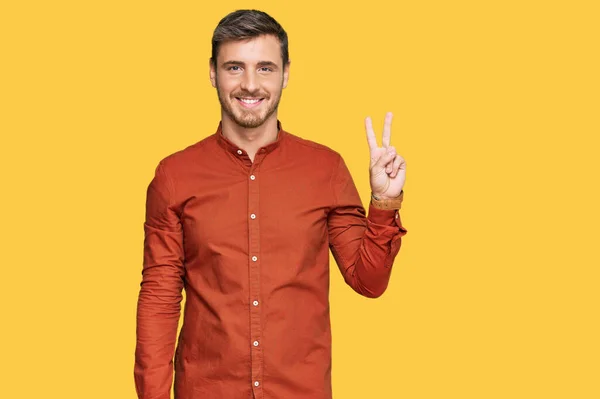 Schöner Kaukasischer Mann Lässiger Kleidung Der Mit Finger Nummer Zwei — Stockfoto