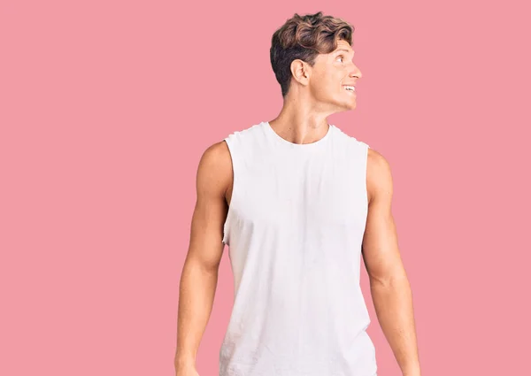 Homem Bonito Jovem Vestindo Camiseta Sem Mangas Olhando Para Lado — Fotografia de Stock