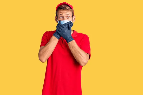 Bonito Loiro Com Barba Vestindo Uniforme Entrega Máscara Médica Chocou — Fotografia de Stock