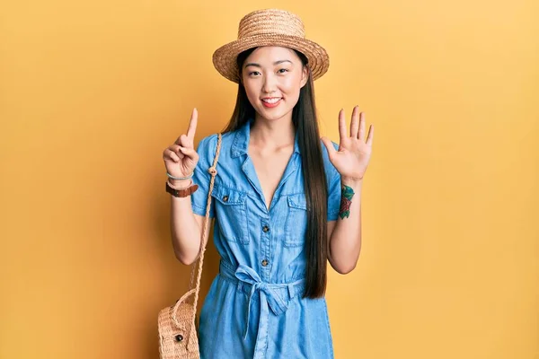 Junge Chinesin Mit Sommermütze Zeigt Mit Finger Nummer Sechs Nach — Stockfoto