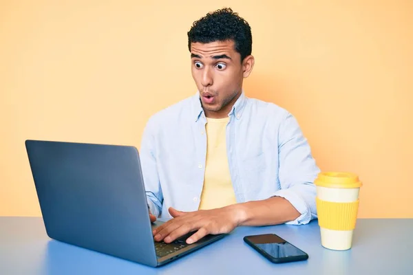 Ofiste Çalışan Yakışıklı Laptopla Çalışan Yakışıklı Korkmuş Ağzı Açık Şaşırmış — Stok fotoğraf