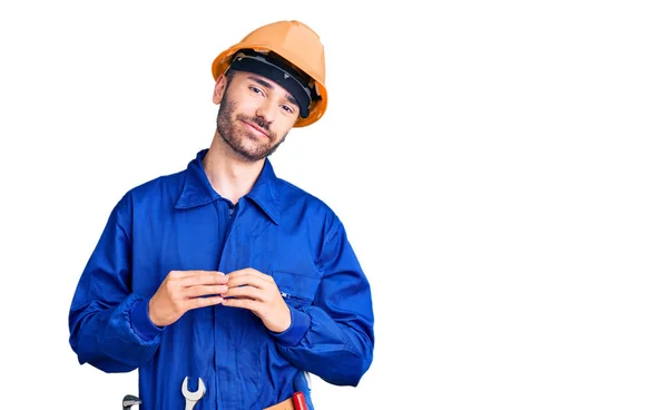 Ung Latinamerikan Man Bär Arbetare Uniform Händer Tillsammans Och Fingrarna — Stockfoto