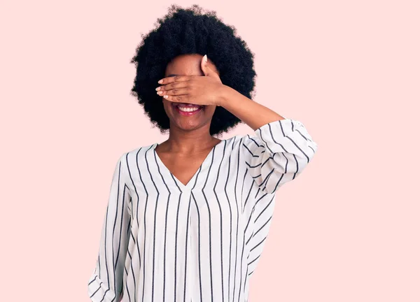 Gündelik Kıyafetler Gözlük Takan Afro Amerikan Genç Bir Kadın Gülümsüyor — Stok fotoğraf