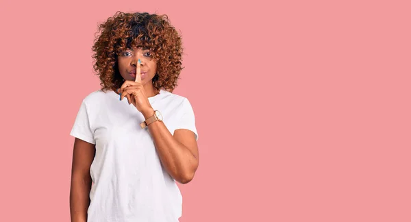 Jovem Afro Americana Vestindo Camiseta Branca Casual Pedindo Para Ficar — Fotografia de Stock