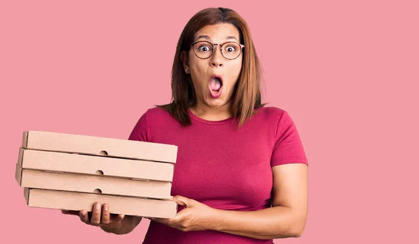 Středního Věku Latinsky Žena Drží Dodávku Pizza Box Strach Ohromen — Stock fotografie