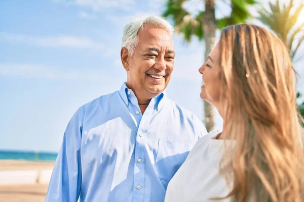 Medelåldern Hispanic Par Ler Glad Kramas Vid Strandpromenaden — Stockfoto