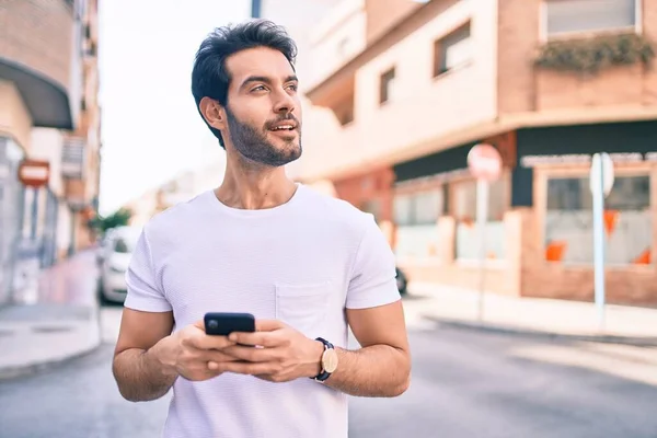 Genç Spanyol Adam Şehirde Akıllı Telefon Kullanarak Mutlu Gülümsüyor — Stok fotoğraf