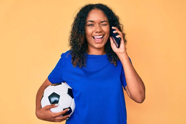 Νεαρή Αφροαμερικανή Γυναίκα Κρατώντας Μπάλα Ποδοσφαίρου Μιλώντας Στο Smartphone Κλείνει — Φωτογραφία Αρχείου