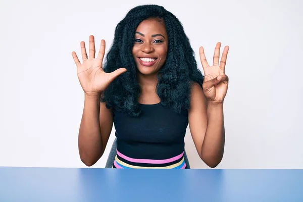 Mooie Afrikaanse Vrouw Draagt Casual Kleding Zittend Tafel Tonen Wijzen — Stockfoto