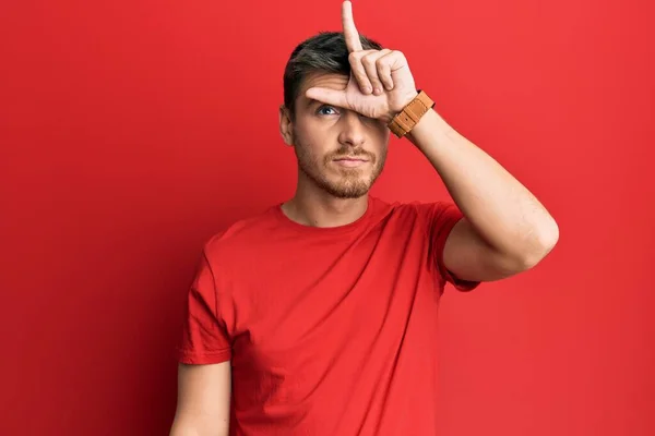 Knappe Blanke Man Draagt Casual Rood Tshirt Lachen Van Mensen — Stockfoto